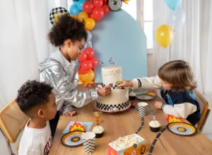 Dekoracje do muffinek Autka 12 cm mix (1 op. : 4 szt.)