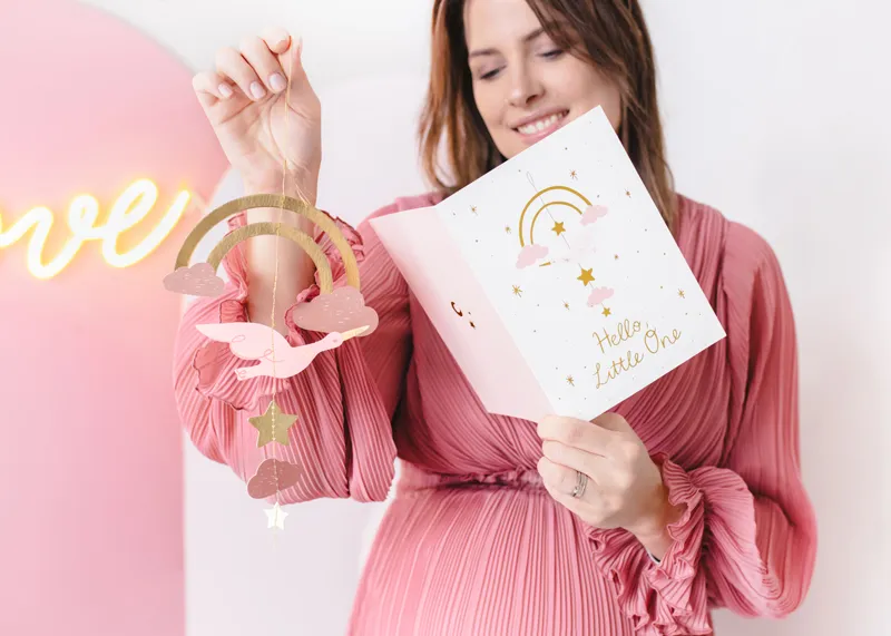 Kartka z zawieszką Bocian, jasny różowy 14x20cm