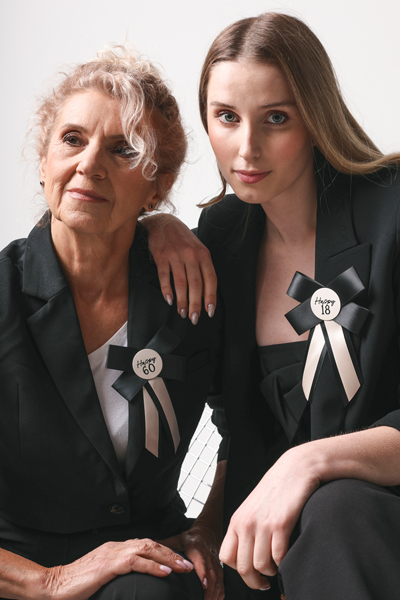 Kotylion na 18 urodziny, kremowo-czarny 11x17cm