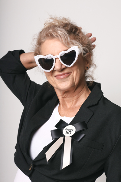 Kotylion na 50 urodziny, kremowo-czarny 11x17 cm