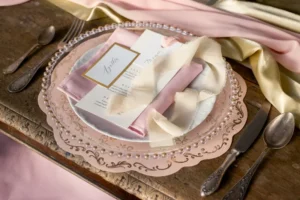 Podkładki pod talerze Ornament, brudny róż, śr. 35.5cm (1 op. : 6 szt.)