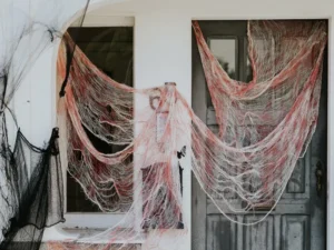 Materiał dekoracyjny z plamami krwi biały 0.72x9.8m