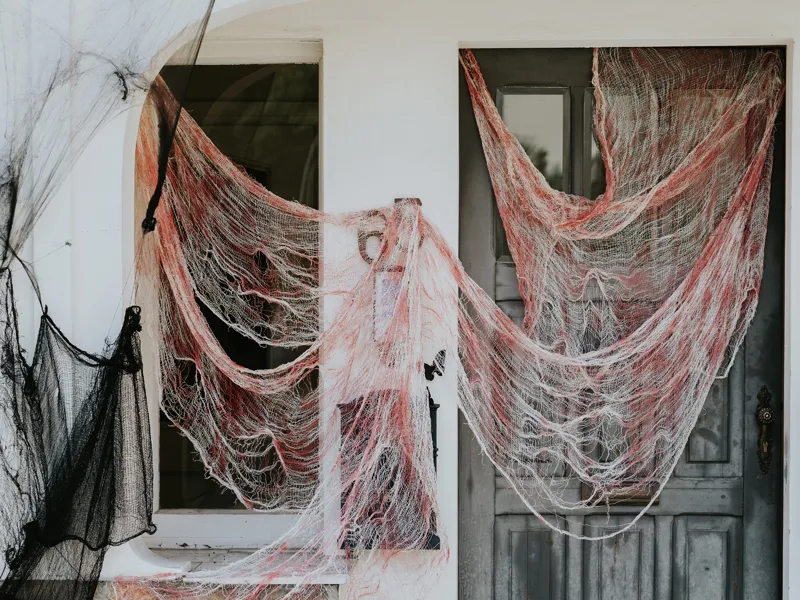 Materiał dekoracyjny z plamami krwi biały 0.72x9.8m