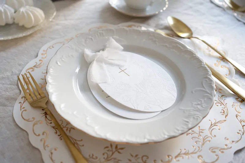 Zaproszenia komunijne Krzyż z gałązkami i kwiatami, białe