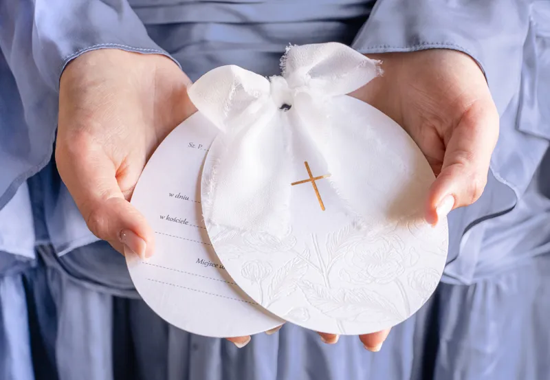 Zaproszenia komunijne Krzyż z gałązkami i kwiatami, biały