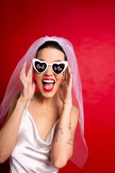 Okulary serduszka z napisem Bride to Be biały